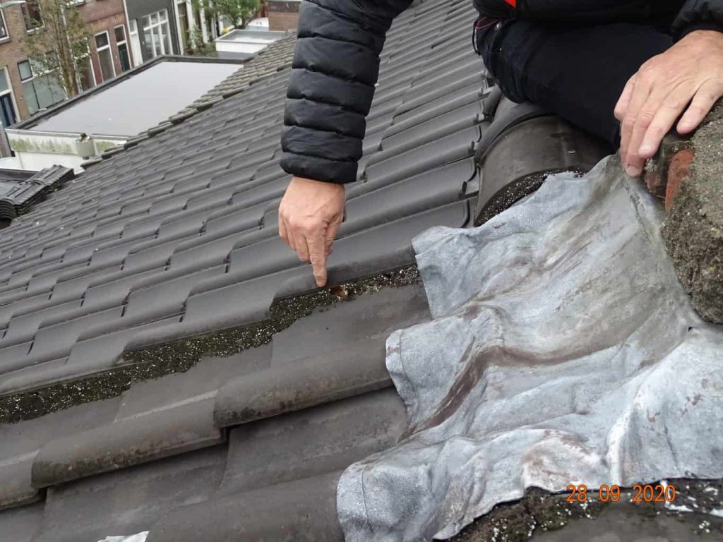 Spoedreparatie aan een beschadigd dak